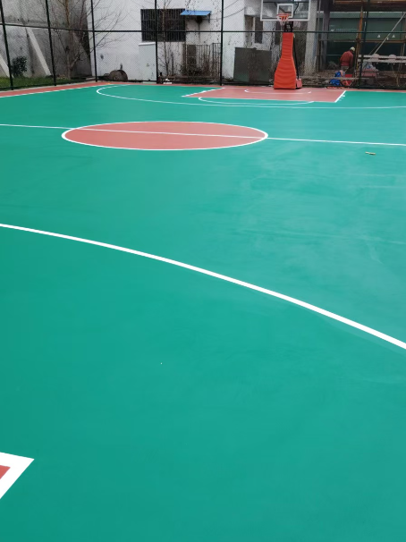 让胡路 球场长期使用易出现地面开裂